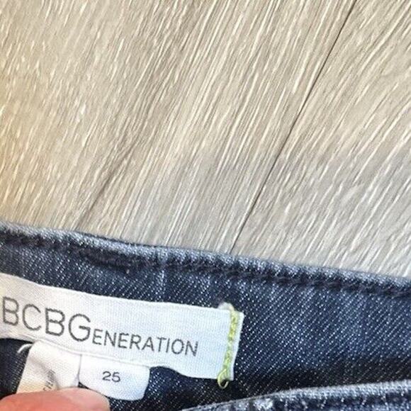 BCBGeneration Women’s Dark Wash Sz 25 Denim Shorts Cut‎ Off - Picture 3 of 5